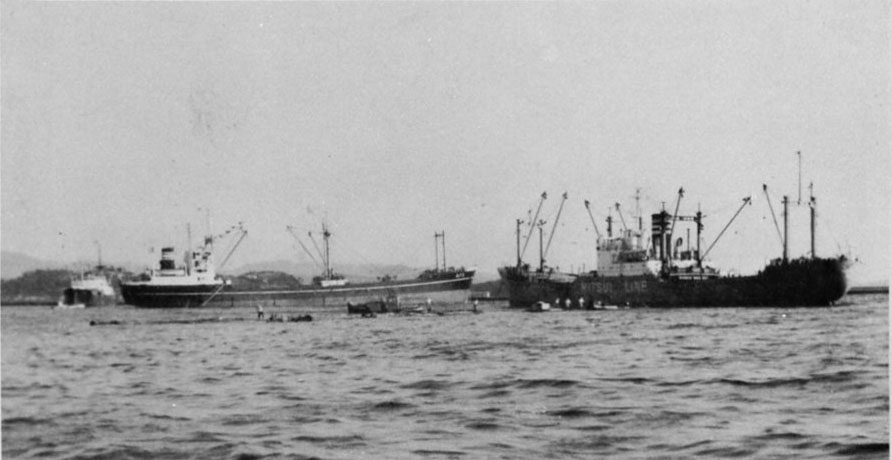 外材輸入当初の和歌山港外と本船